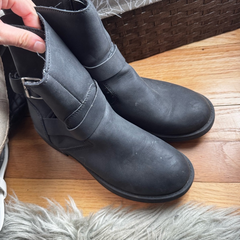 Size 7 black bootiee